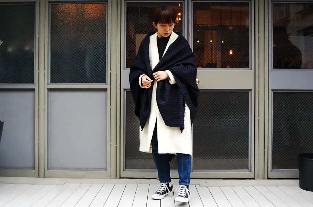 commono reproducts LOCCALY "STOLE"