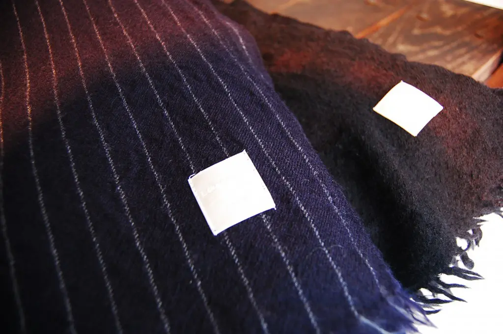 commono reproducts LOCCALY "STOLE"