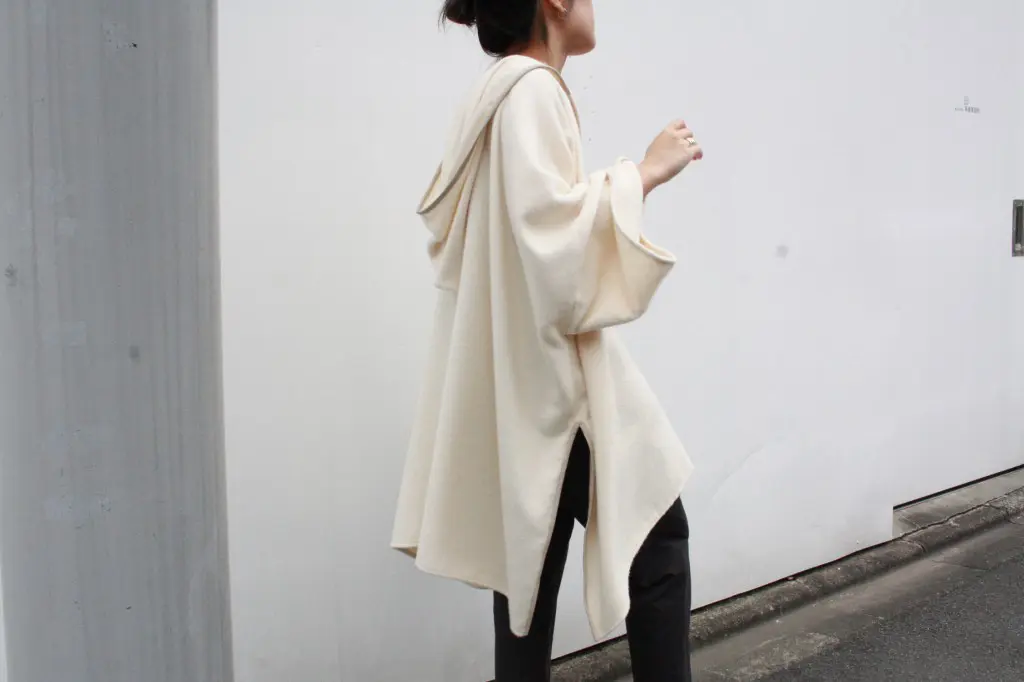 seya. PONCHO HOODIE