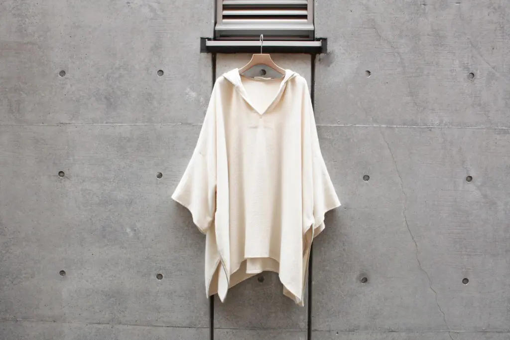 seya. PONCHO HOODIE