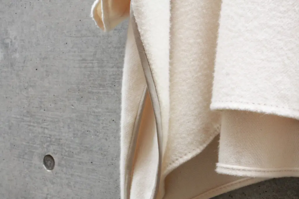 seya. PONCHO HOODIE