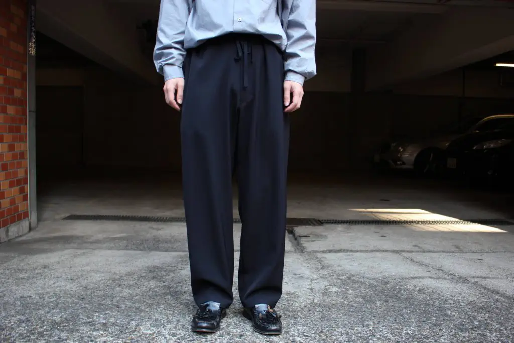 comoli 20ss ウールギャバ ドローストリングパンツ NAVY サイズ1