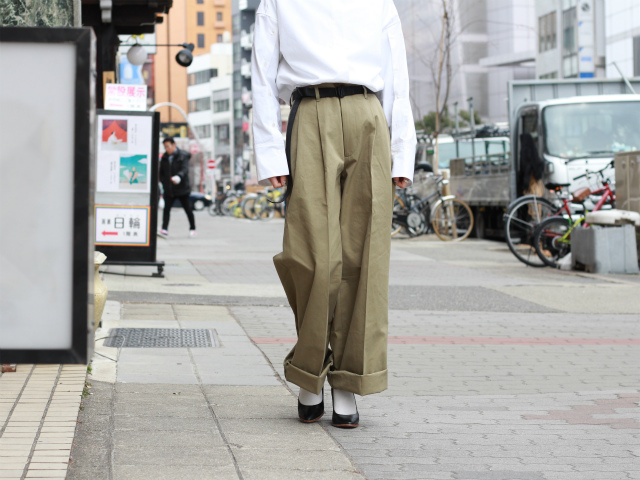 オーラリー WASHED FINX CHINO WIDE TUCK PANTS-