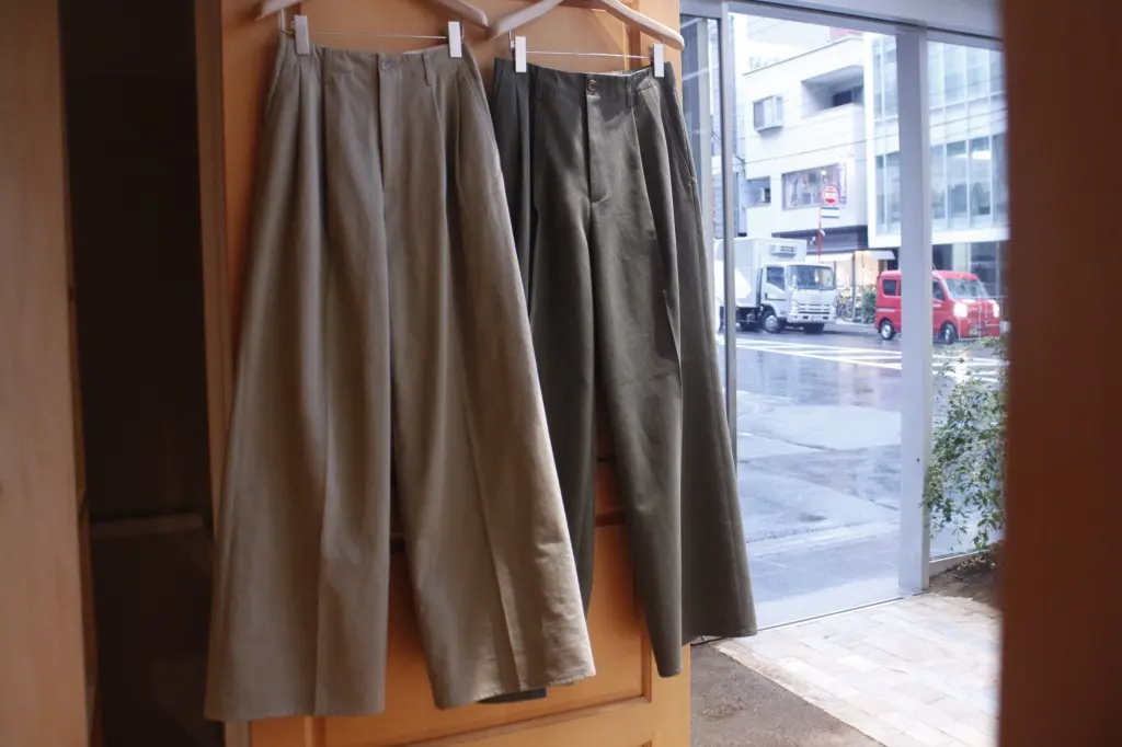 AURALEE “WASHED FINX CHINO WIDE TUCK PANTS” - 1LDK AOYAMA